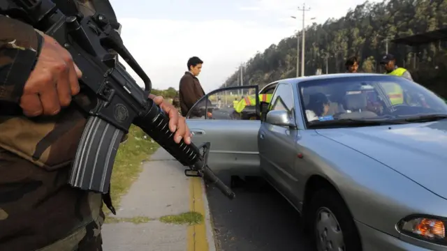 Homem armado e fardado participagame bet365revistagame bet365carro no Equador