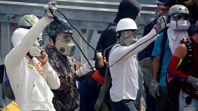 Manifestantes se preparam para lançar coquetéis 'cocôtov'