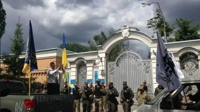Так виглядає вїзд до маєтку Петра Порошенка під Києвом, який час від часу пікетують громадські активісти
