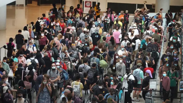 Personas en el aeropuerto Louis Armstrong de Nueva Orleans