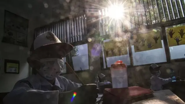 Sejumlah siswa mengikuti pembelajaran tatap muka di SDN Pondok Labu 14 Pagi, Jakarta Selatan, Senin (30/08/21).