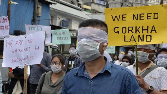 পৃথক গোর্খাল্যান্ডের দাবিতে এই বিক্ষোভ চলছে