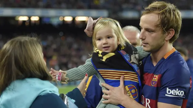 Ivan Rakitic com a mulher Raquel e umasport net apostassuas duas filhas