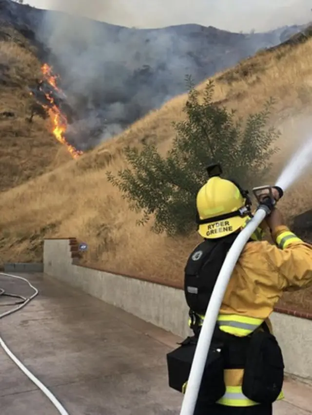 Bombeiro apagando fogo na Califórnia