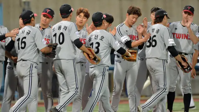 구본무 회장이 초대 구단주였던 프로야구 LG트윈스 구단 선수들