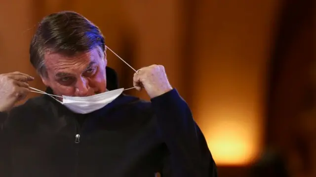 Bolsonaro tirando máscarajogar na loteria pela internetambiente interno