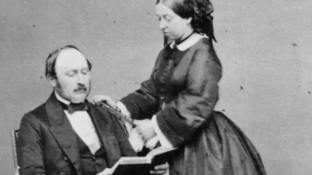 الملكة فيكتوريا وزوجها الأمير ألبرت كانا من عشاق شجرة الكريسماس