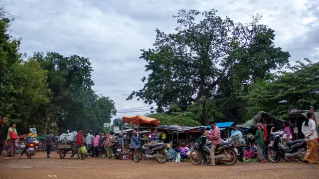 Le marché du matin à Battambang, au Cambodge, où s'invitent aussi les chauves-souris frugivores