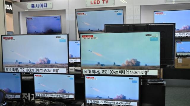 Las televisoras en Corea del Sur mostraban imágenes de lanzamientos previos de misiles balísticos por parte de Pyongyang,