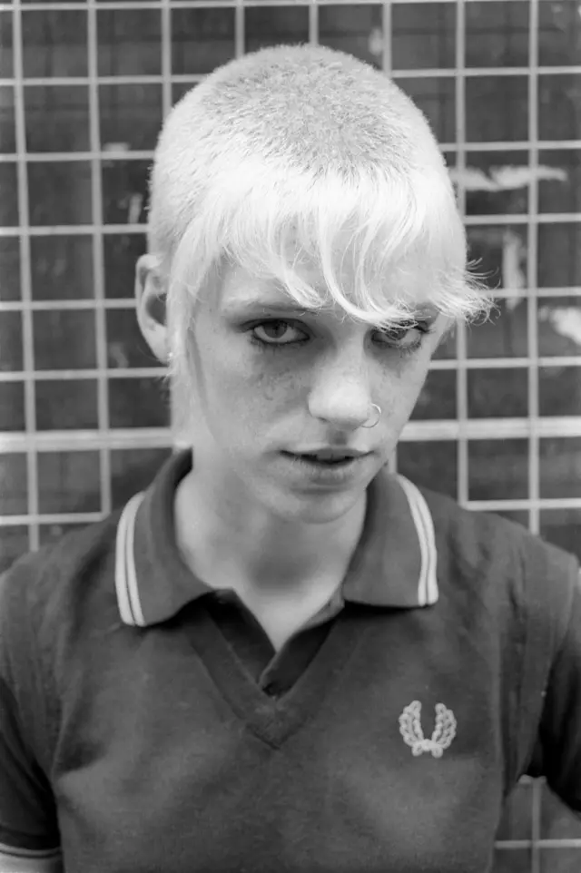 Jovem skinhead fotografada com a marca nos anos 1980,blaze app de apostasLondres