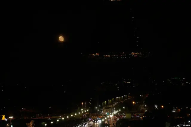 ශ්රී ලංකාවේ මියගිය අය සිහිකර අයිෆල් කුලුනේ විදුලි පහන් නිවා දැමේ