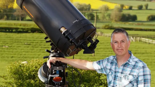 Jamie Cooper com seu telescópio