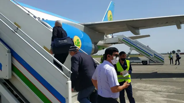 Ўзбекистон Ҳаво йўллари самолётига чиқаётган йўловчилар