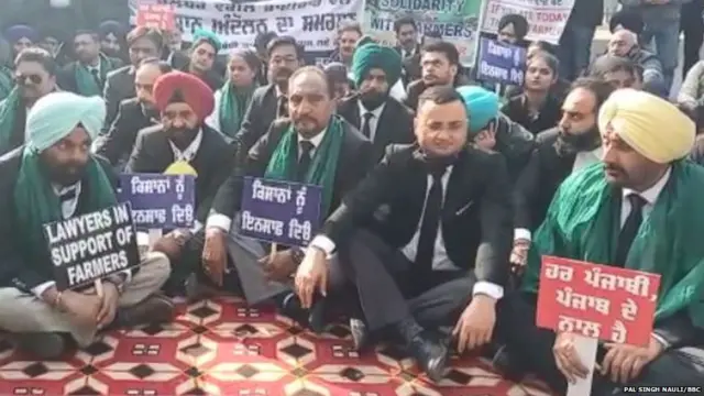 ਸੰਵਿਧਾਨ ਚੌਂਕ ਵਿੱਚ ਜਲੰਧਰ ਦੇ ਵਕੀਲਾਂ ਵੱਲੋਂ ਧਰਨਾ ਦਿੱਤਾ ਜਾ ਰਿਹਾ ਹੈ