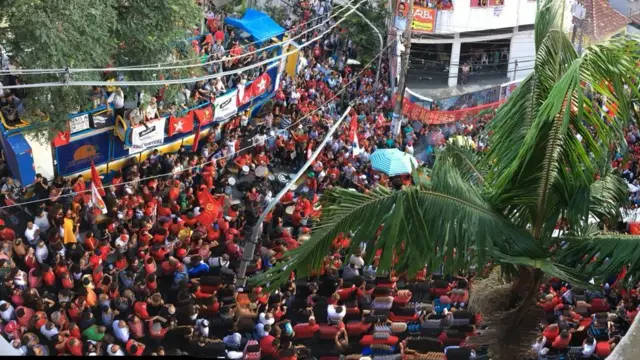 Simpatizantes aguardando Lulachampions league bet365São Bernardo na tarde desta sexta-feira