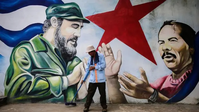 Mural en Managua de Fidel Castro junto a Daniel Ortega.