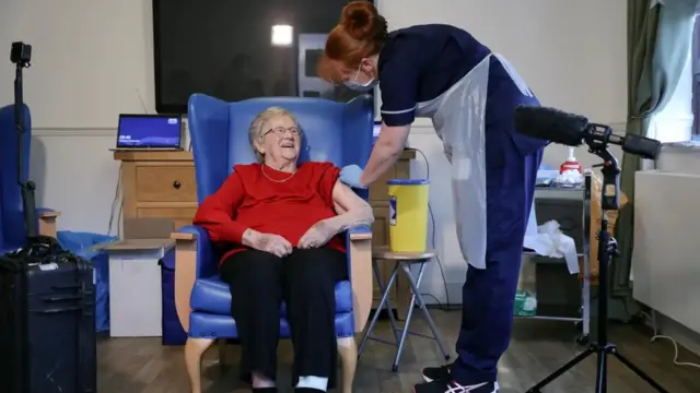 يتوقع العلماء أن يقل عدد حالات الإصابة المؤكدة بفيروس كورونا في دور الرعاية كلما زاد عدد الأشخاص الذين يتلقون اللقاح