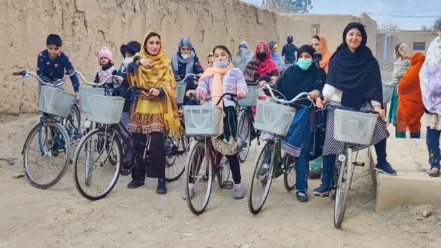 पाकिस्तान के क़बीलाई इलाक़े में साइकिल चलाती लड़कियां