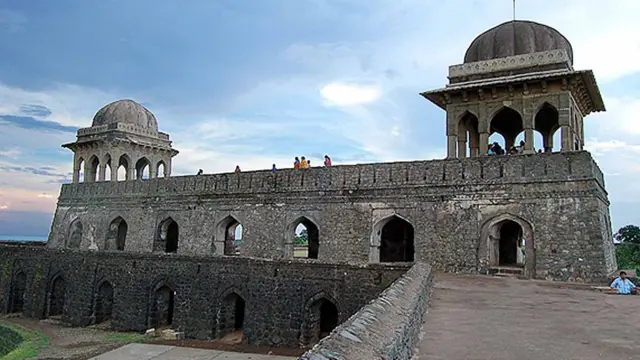 கணவரை தோற்கடித்தவரை மணம் செய்து கொள்ள மறுத்து விஷம் அருந்திய ராணி ரூப்மதி