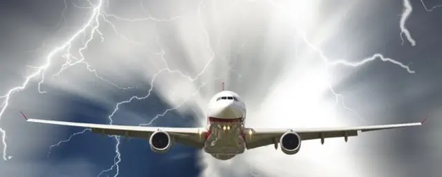 Avión volando entre rayos