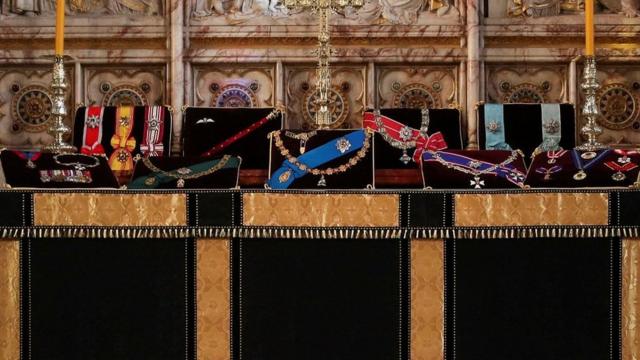公爵的徽章在聖喬治教堂的祭壇上陳列。