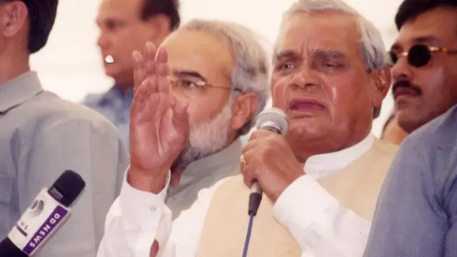 अटल बिहारी वाजपेयी के साथ नरेंद्र मोदी