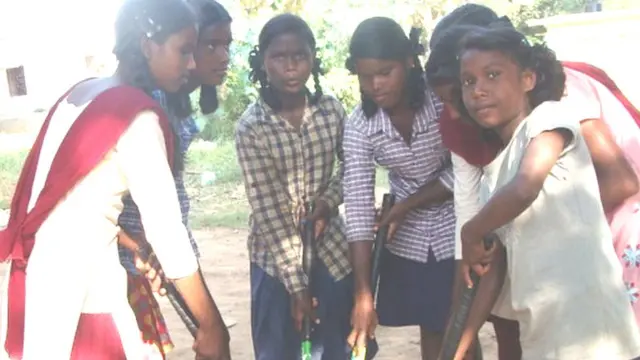 हेसेल गांव की लड़कियां हॉकी खेलते हुए