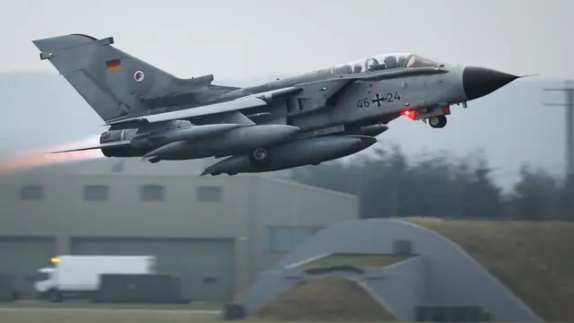 İncirlik Üssü'nden kalkan bir alman savaş uçağı.