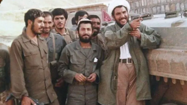 غلامرضا حسنی در انظار عمومی همیشه با سلاح ظاهر می‌شد