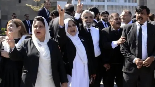 وکلا و حامیان شریف پس از اعطای قرار وثیقه از سوی دیوان عالی اسلام آباد قبل از بازگشت او، جشن گرفتند