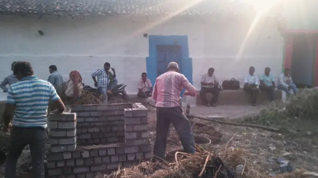 मुंगेली में नए शौचालय का निर्माण हो रहा है