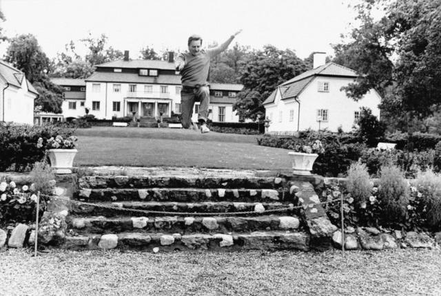 Olof Palme haciendo ejercicio en el jardín de su casa, en septiembre de 1973.