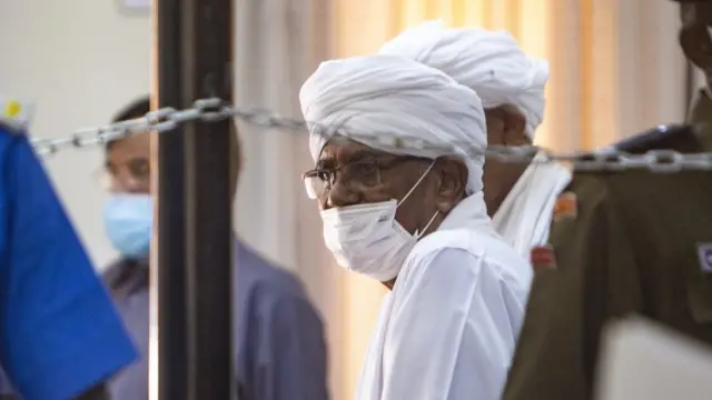 ዑመር ኣልበሽር ኣብ ቤትፍርዲ