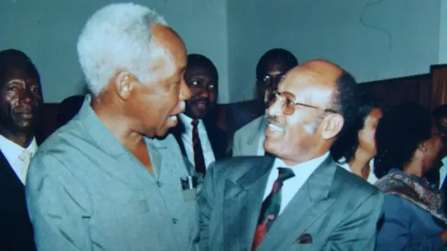 አቶ ከተማ ይፍሩ ከወቅቱ የታንዛንያው ፕሬዚዳንት ጁልየስ ኔሬሬ ጋር
