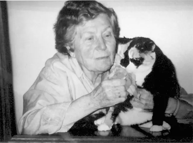 Svetlana con 83 anos e seu gato.