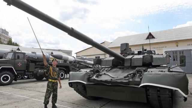 นายทหารยูเครน ยืนคู่กับรถถัง Oplot ในกรุงเคียฟ เมื่อปี 2552
