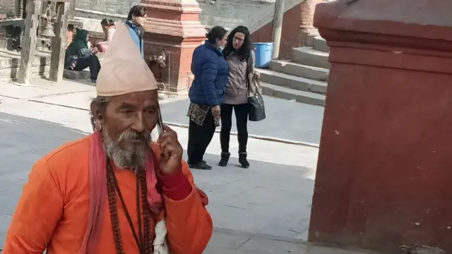 फोनमा कुरा गर्दै