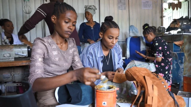 Dubartoota kophee midhaassaa jiran