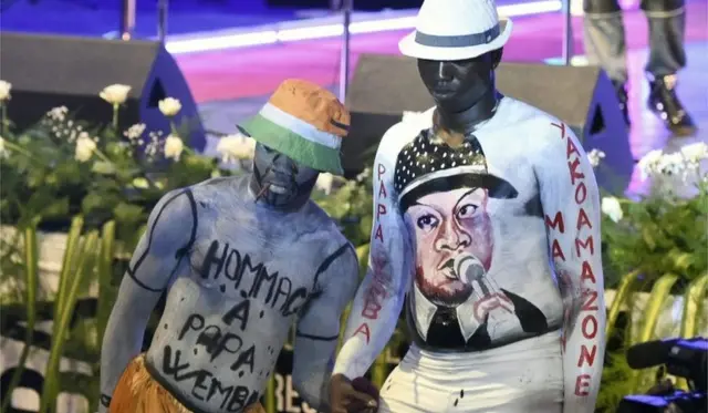 Abafana be babarirwa mu magana bari baje kumusezeraho