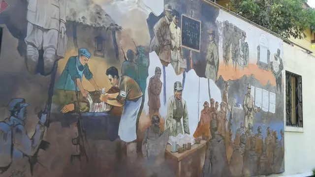 डॉ कोटनिस के जीवन की मुख्य घटनाओं पर आधारित चित्र दीवार पर बनाए गए हैं.