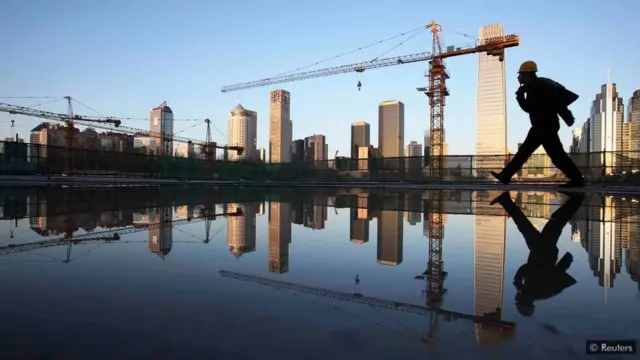 كانت الإنبعاثات من قطاع البناء والتشييد، بما في ذلك المواد الخام المستخدمة في البناء، في عام 2015، تعادل الانبعاثات من حرق مليار طن من الفحم