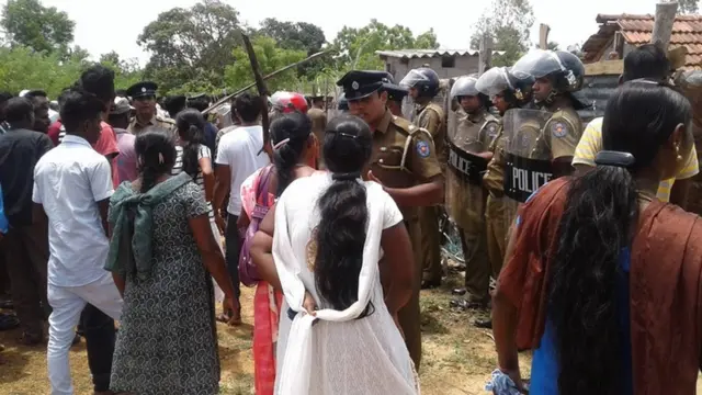 இலங்கை: காணி உரிமை தொடர்பாக போலீஸ் - பொது மக்கள் இடையே பதட்டம்