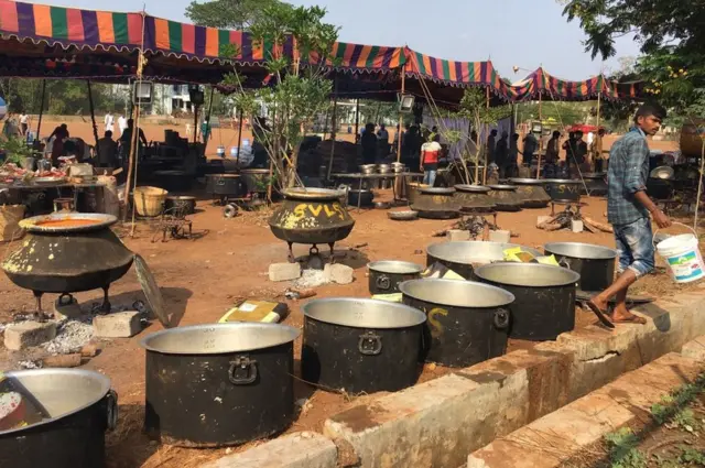 ఎన్నికల సిబ్బందికి భోజన ఏర్పాట్లు