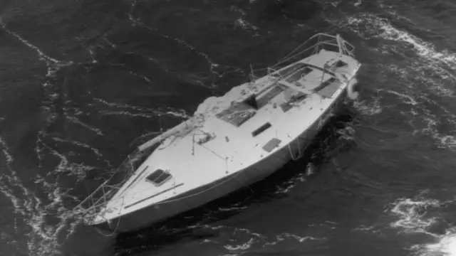 Из 303 яхт, которые приняли участие в регате, 75 перевернулись, 24 были оставлены экипажами и пять затонули