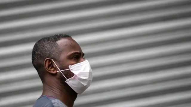 Homem usando máscara no Rio