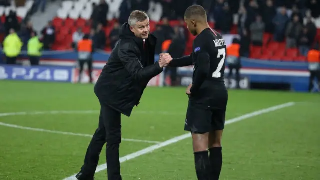 Umutoza Ole Gunnar wa Manchester United yihanganisha rutahizamu Kylian Mbappe wa Paris Saint-Germain nyuma yaho ikipe ye yari imaze gusezererwa