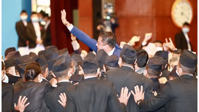 संसद् अवरोध गर्दै एमाले सांसदहरू