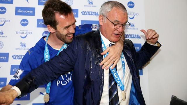 Ranieri con champán encima.