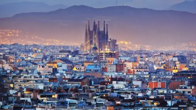 Vista noturna da Igreja Sagrada Família,aposta ganha jogo adiadoBarcelona