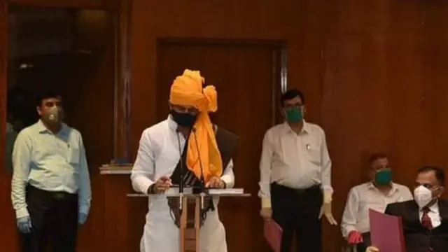 गोपीचंद पडळकर आमदारकीची शपथ घेताना